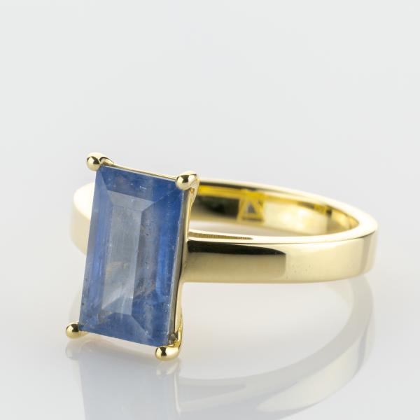 Ring aus 585er Gold mit einem 3.97ct Saphir