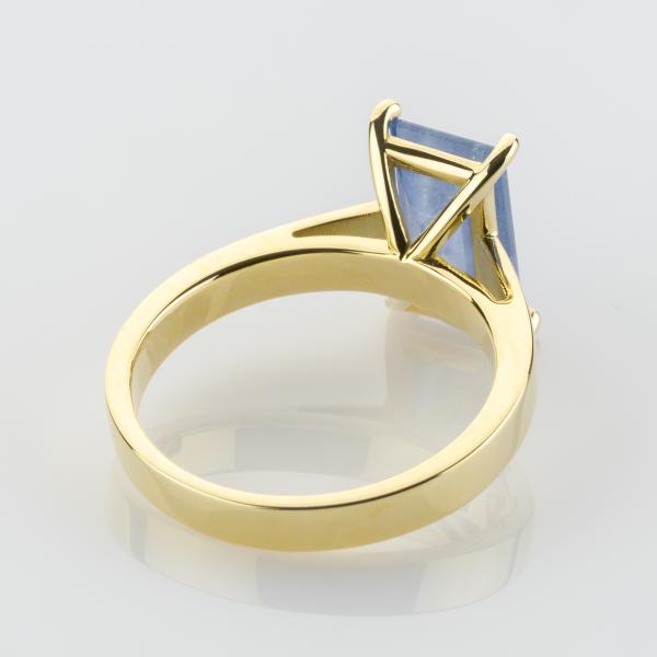 Ring aus 585er Gold mit einem 3.97ct Saphir