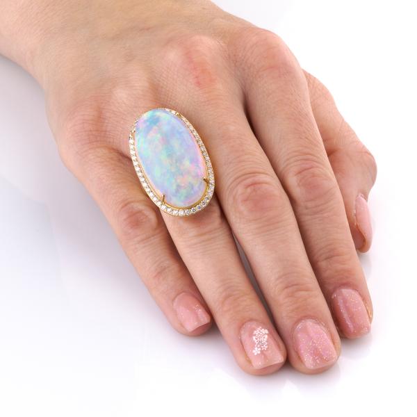 Ring aus 585er Gold mit einem 38.72ct Opal und 1.04ct Brillanten