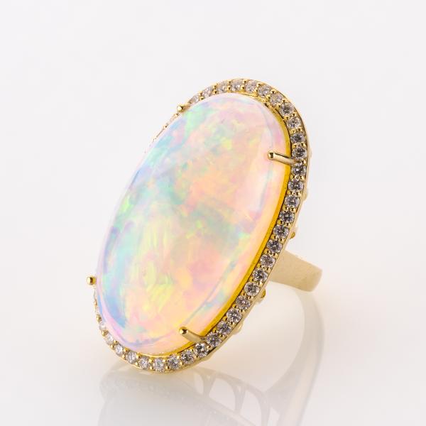 Ring aus 585er Gold mit einem 38.72ct Opal und 1.04ct Brillanten