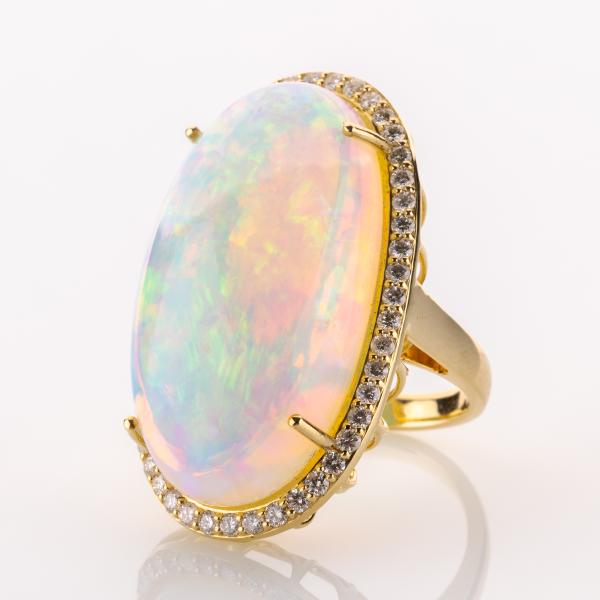 Ring aus 585er Gold mit einem 38.72ct Opal und 1.04ct Brillanten