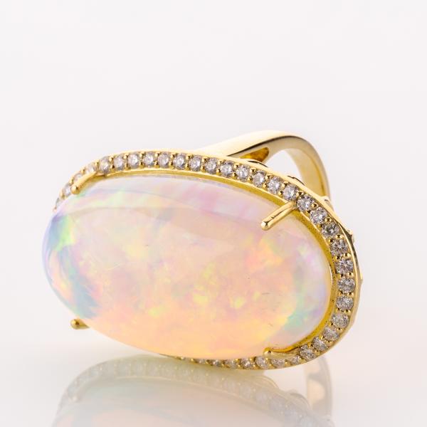 Ring aus 585er Gold mit einem 38.72ct Opal und 1.04ct Brillanten