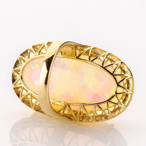 Ring aus 585er Gold mit einem 38.72ct Opal und 1.04ct Brillanten