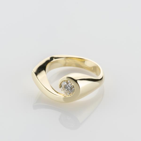Ein Ring aus 585er Gelbgold mit einem 0.54ct Brillanten