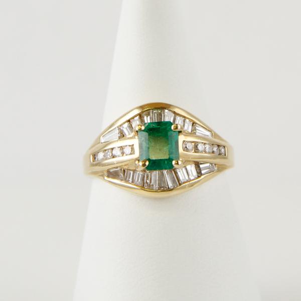 Eleganter Damenring 750er Gold mit einem 0.70ct Smaragd und 0.75ct Diamanten