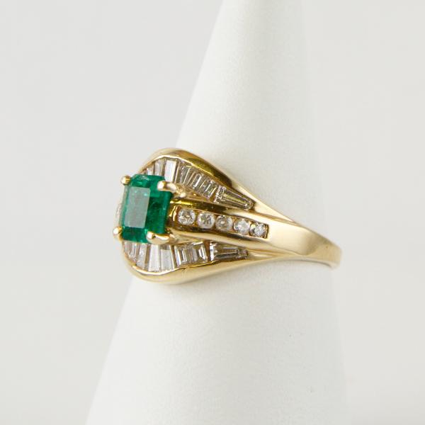 Eleganter Damenring 750er Gold mit einem 0.70ct Smaragd und 0.75ct Diamanten