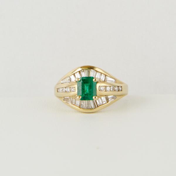 Eleganter Damenring 750er Gold mit einem 0.70ct Smaragd und 0.75ct Diamanten