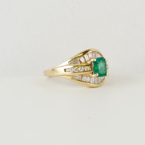Eleganter Damenring 750er Gold mit einem 0.70ct Smaragd und 0.75ct Diamanten