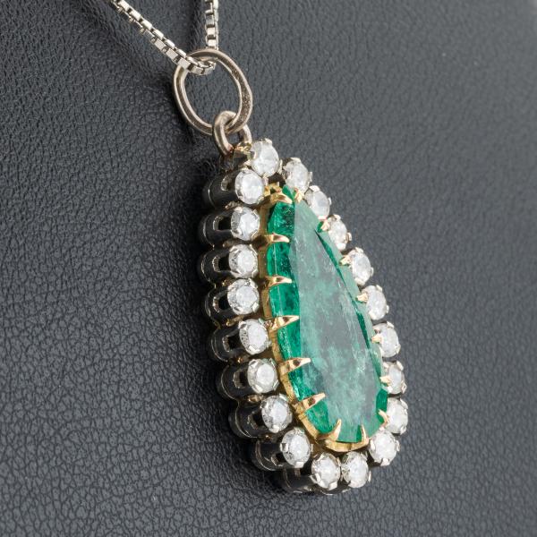 18k gold pendant with a 4ct emerald and 1ct diamonds