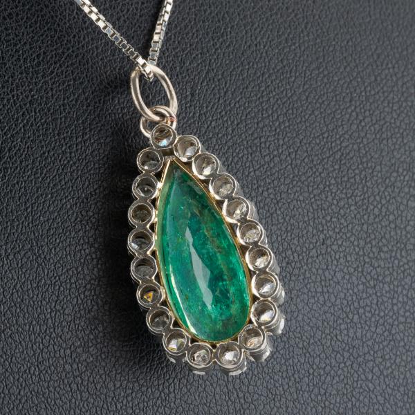 18k gold pendant with a 4ct emerald and 1ct diamonds