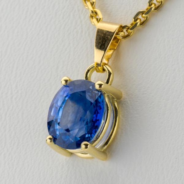 14k gold pendant with a 2.85ct sapphire