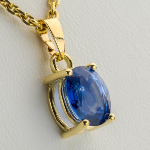 14k gold pendant with a 2.85ct sapphire