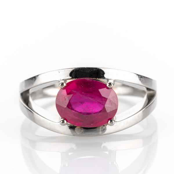 Ladies ring 14k gold with 2.57ct ruby