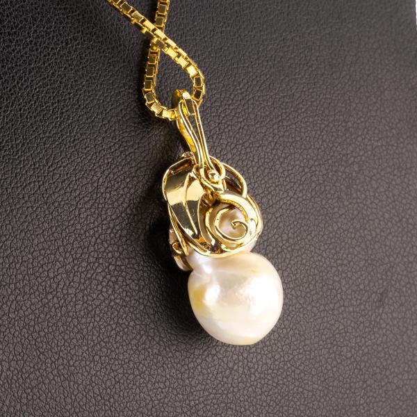 Pendant (14k gold) with a baroque pearl and diamonds