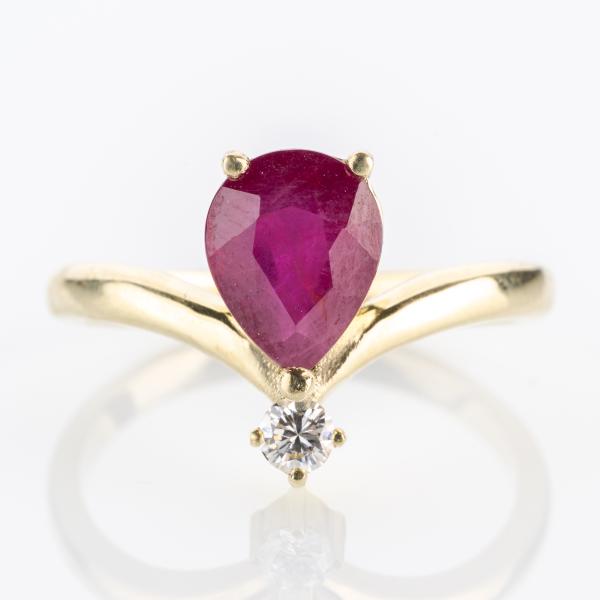 Ladies ring 14k gold with 2.12ct ruby and 0.10ct diamond