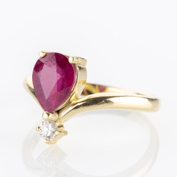 Ladies ring 14k gold with 2.12ct ruby and 0.10ct diamond