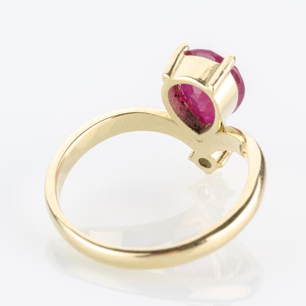 Ladies ring 14k gold with 2.12ct ruby and 0.10ct diamond