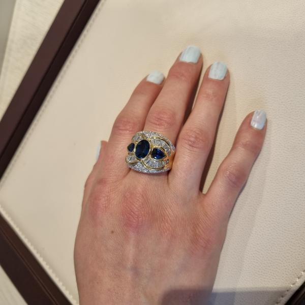 Spektakulärer Damenring (750er Gold) mit 4.20ct Saphir und 3.0ct Brillanten