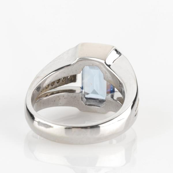Ladies ring (18k gold) with an 3.0ct sapphire and 0.26ct diamonds