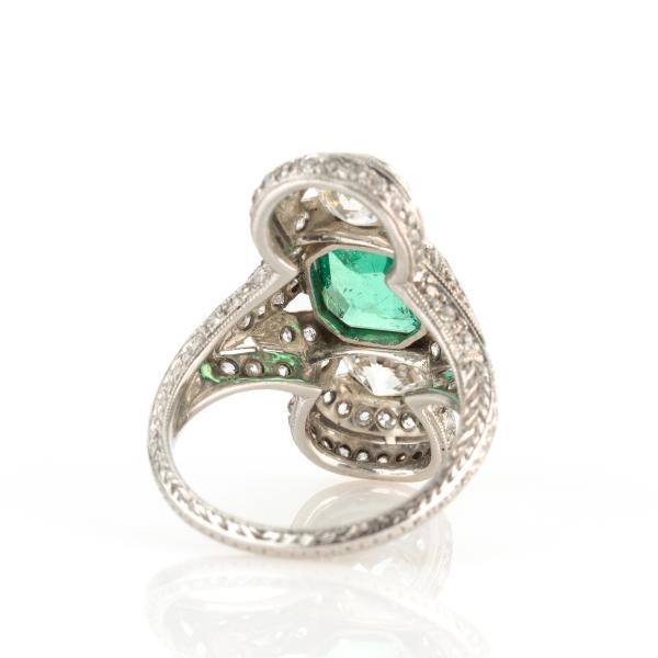 Ladies ring (platinum) with an 1.25ct emerald and 2.0ct diamonds