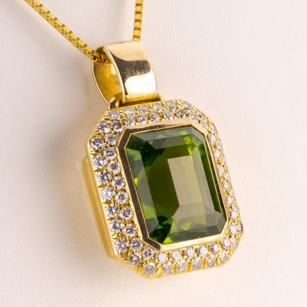 Anhänger 750er Gold mit einem 22ct Peridot und 1.80ct Brillanten