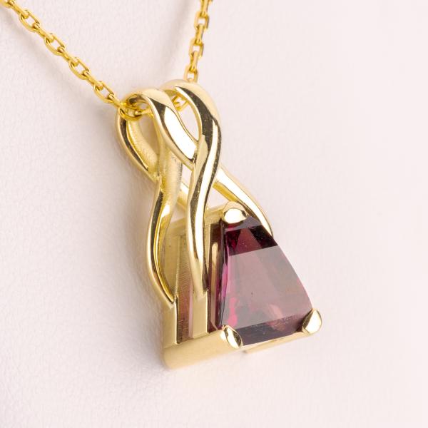Pendant (14k gold) with a garnet
