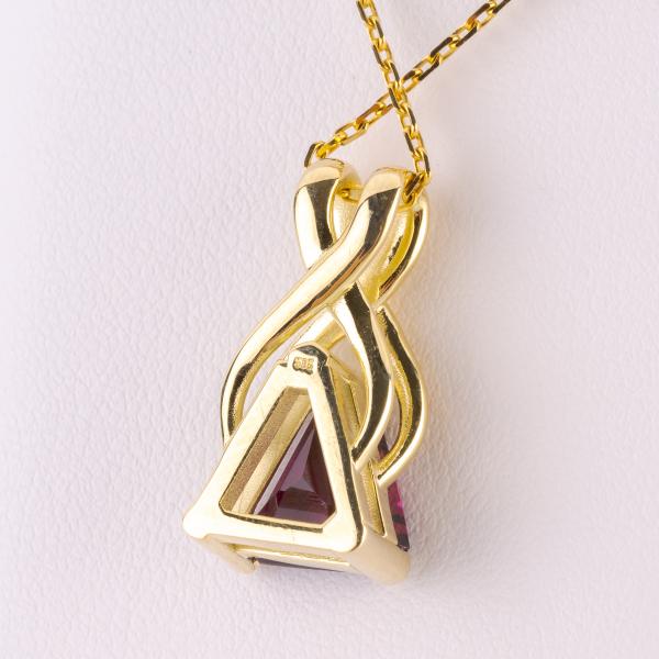 Pendant (14k gold) with a garnet