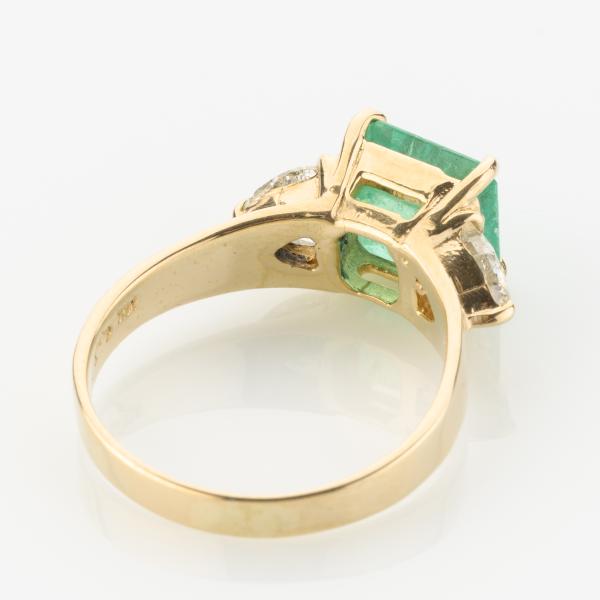 Ladies ring (14k gold) with an 3.0ct emerald and 0.60ct diamonds