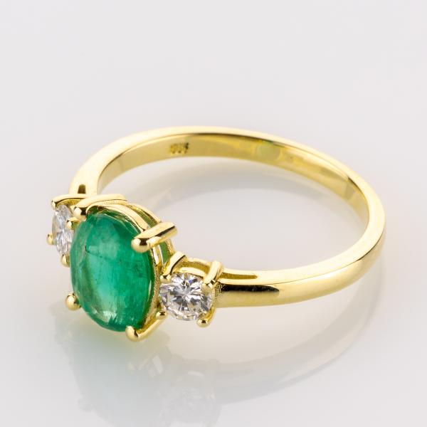 Ring aus 585er Gold mit einem 1.30ct Smaragd und 0.28ct Brillanten