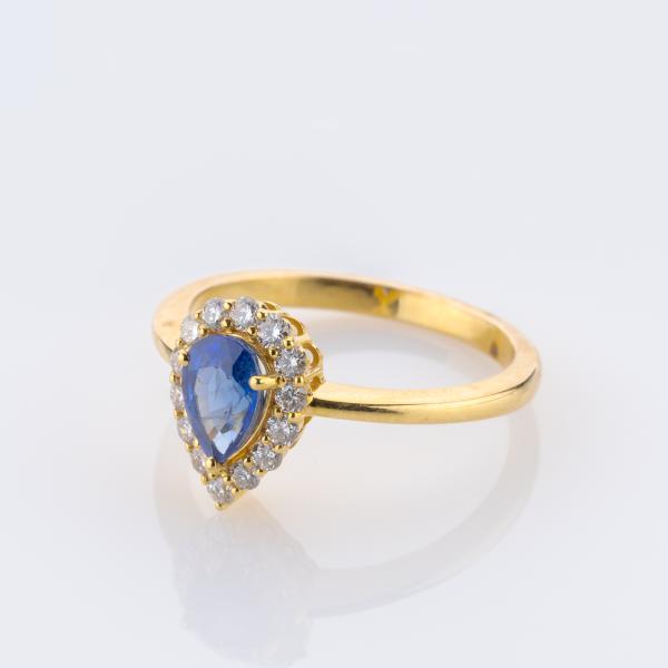 Ring aus 585er Gelbgold mit 0.90ct Saphir und 0.28ct Diamanten