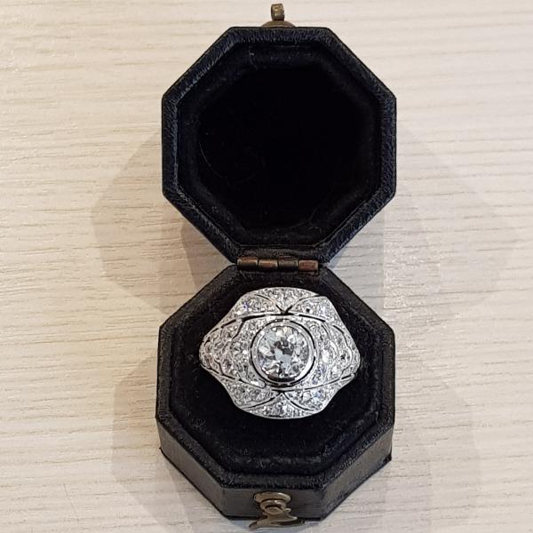 Art Deco ring (platinum) with 0.95ct / 0.90ct diamonds