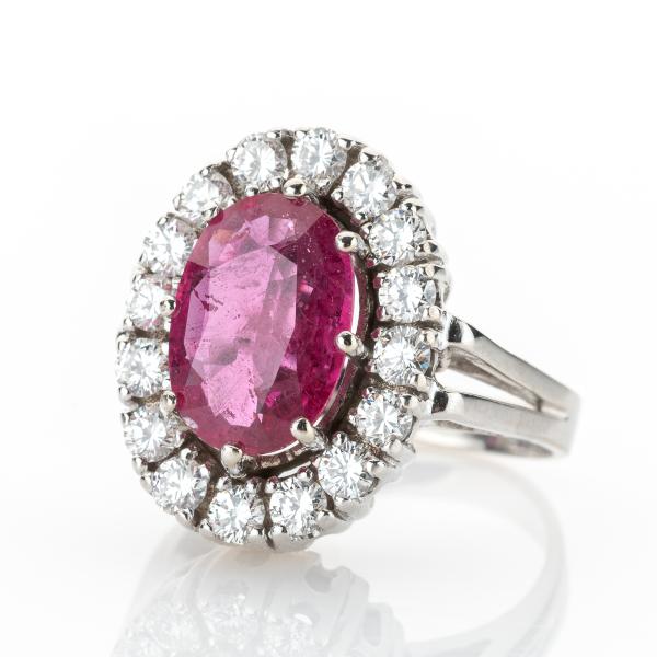 Ring aus 585er Weißgold mit 3.0ct Rubin und 0.80ct Brillanten