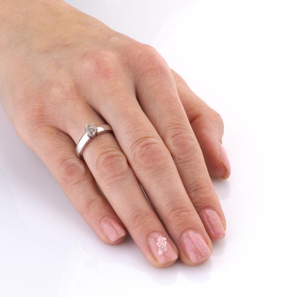 Ring aus 585er Weißgold mit 0.64ct Brillant