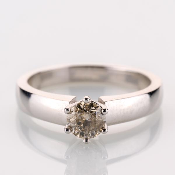 Ring aus 585er Weißgold mit 0.64ct Brillant