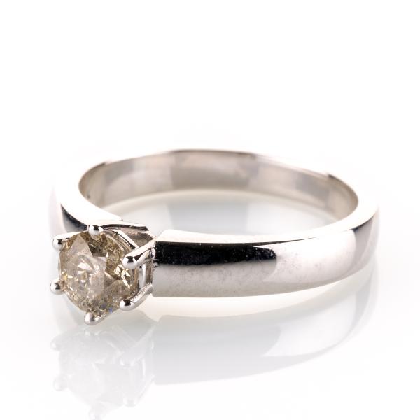 Ring aus 585er Weißgold mit 0.64ct Brillant