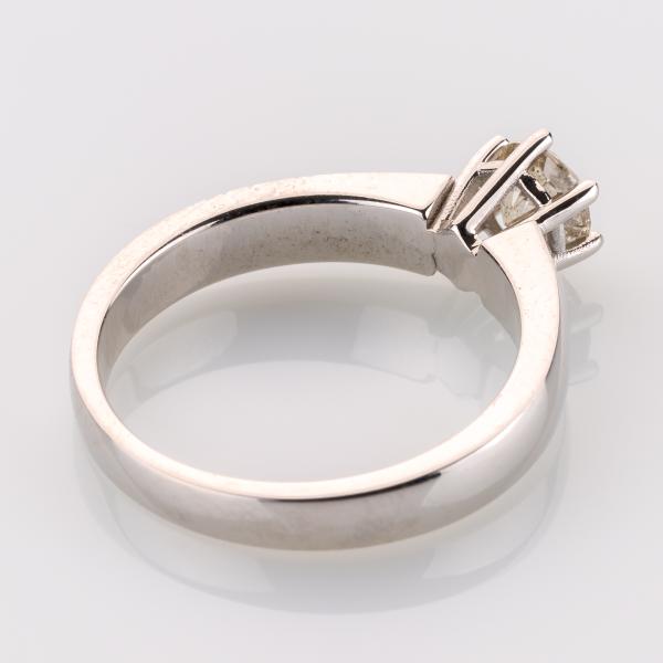 Ring aus 585er Weißgold mit 0.64ct Brillant