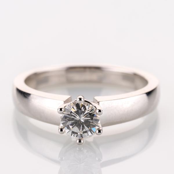 Ring aus 585er Weißgold mit einem 0.61ct Brillant