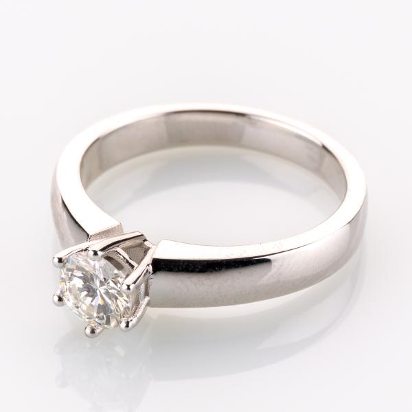 Ring aus 585er Weißgold mit einem 0.61ct Brillant