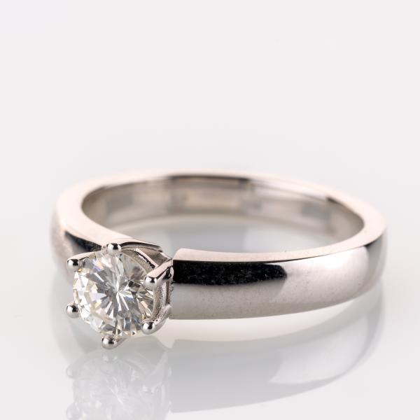 Ring aus 585er Weißgold mit einem 0.61ct Brillant