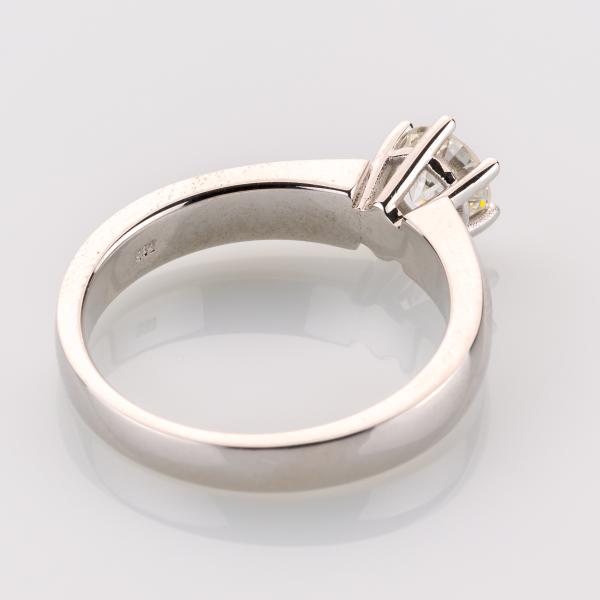 Ring aus 585er Weißgold mit einem 0.61ct Brillant