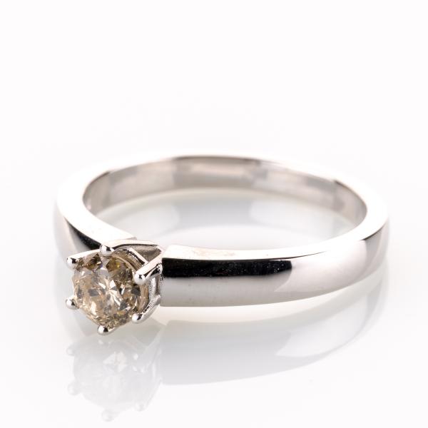 Ring aus 585er Weißgold mit 0.55ct Brillant