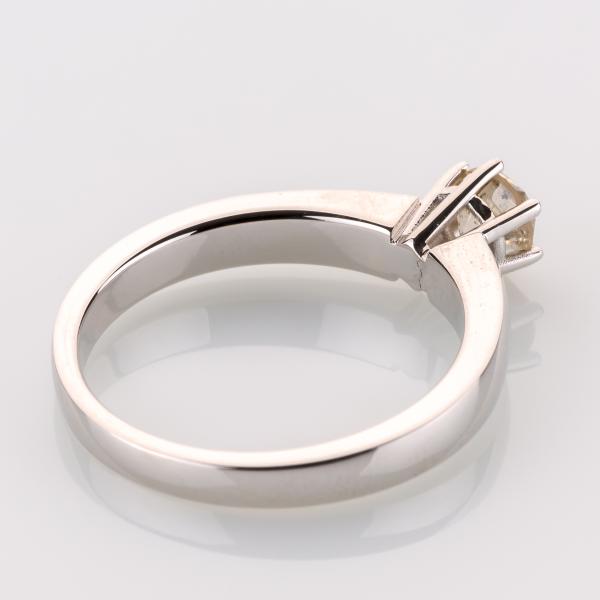 Ring aus 585er Weißgold mit 0.55ct Brillant