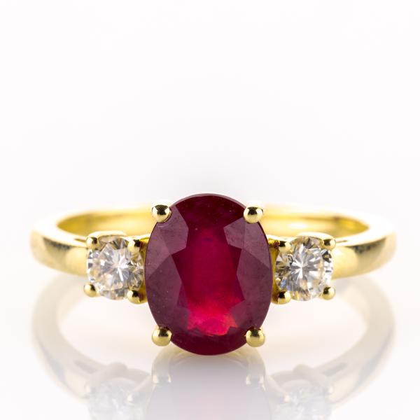 Ring aus 585er Gold mit 2.20ct Rubin und 0.32ct Brillanten