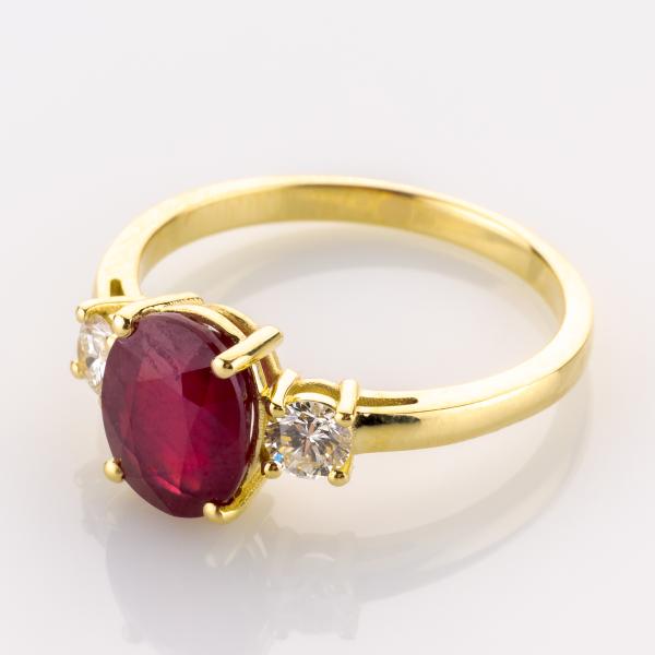 Ring aus 585er Gold mit 2.20ct Rubin und 0.32ct Brillanten