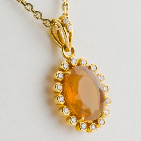 18k gold pendant with an opal and 0.20ct diamonds
