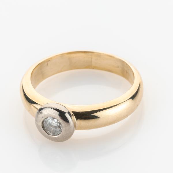 Ring aus 585er Gelb- und Weißgold mit 0.12ct Brillant