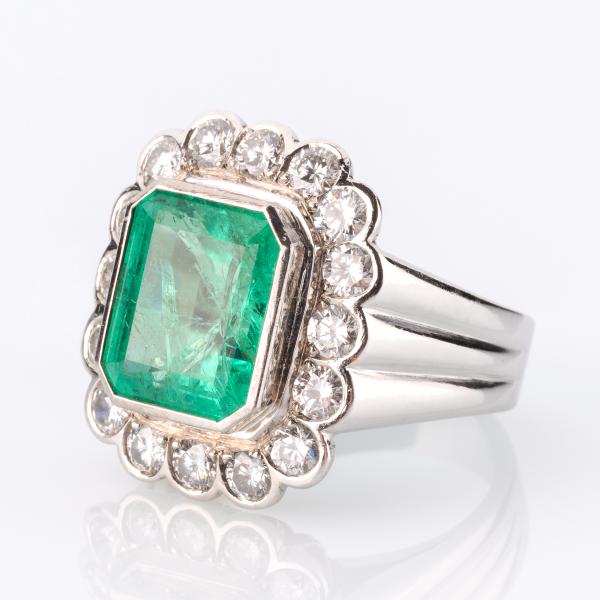 Cocktailring (750er Gold) mit 5.50ct Smaragd und 1.10ct Brillanten