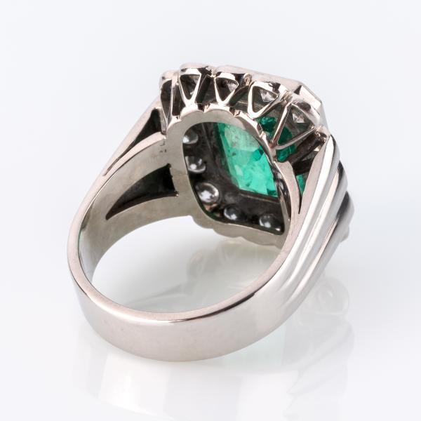 Cocktailring (750er Gold) mit 5.50ct Smaragd und 1.10ct Brillanten