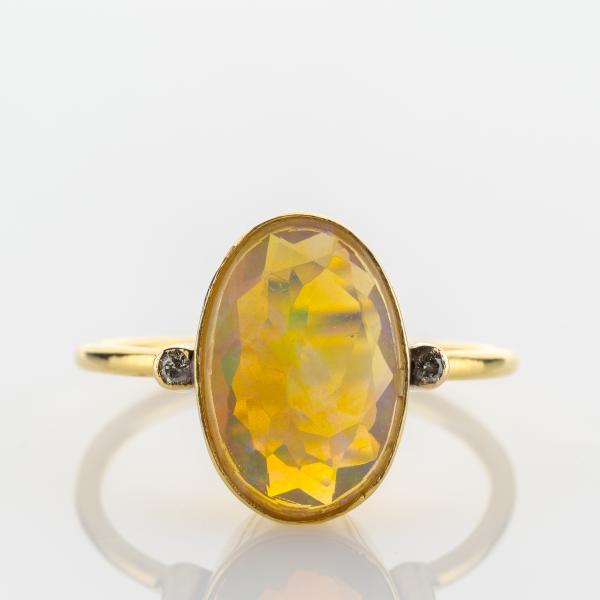18k gold ring with an opal and 0.04ct diamonds