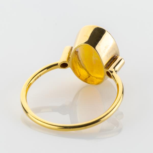 18k gold ring with an opal and 0.04ct diamonds